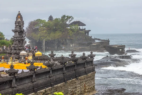 Bali Indonesië Juli 2019 Mensen Lopen Tanah Lot Tempel Het — Stockfoto