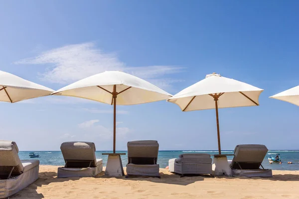 Ligstoelen Parasols Het Strand Tijdens Zomer — Stockfoto