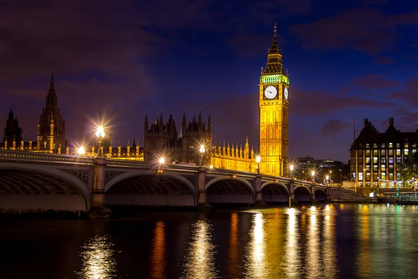 英国ロンドンの夜のビッグ ベンと国会議事堂の眺め — ストック写真