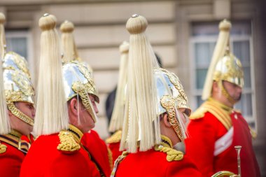 Londra, İngiltere - 13 Mayıs 2011: Majestelerinin Coldstream Piyade Alayı tarafından seslendirilen Muhafızların Değişimi. Kraliçe 'nin Muhafızları Buckingham Sarayı' nın ön cephesinde her gün değişiyor.