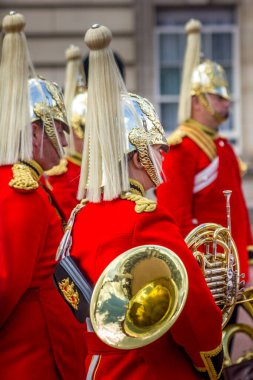 Londra, İngiltere - 13 Mayıs 2011: Majestelerinin Coldstream Piyade Alayı tarafından seslendirilen Muhafızların Değişimi. Kraliçe 'nin Muhafızları Buckingham Sarayı' nın ön cephesinde her gün değişiyor.