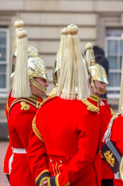 Londra, İngiltere - 13 Mayıs 2011: Majestelerinin Coldstream Piyade Alayı tarafından seslendirilen Muhafızların Değişimi. Kraliçe 'nin Muhafızları Buckingham Sarayı' nın ön cephesinde her gün değişiyor.