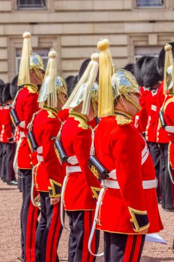 Londra, İngiltere - 13 Mayıs 2011: Majestelerinin Coldstream Piyade Alayı tarafından seslendirilen Muhafızların Değişimi. Kraliçe 'nin Muhafızları Buckingham Sarayı' nın ön cephesinde her gün değişiyor.