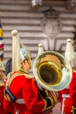 Londra, İngiltere - 13 Mayıs 2011: Majestelerinin Coldstream Piyade Alayı tarafından seslendirilen Muhafızların Değişimi. Kraliçe 'nin Muhafızları Buckingham Sarayı' nın ön cephesinde her gün değişiyor.