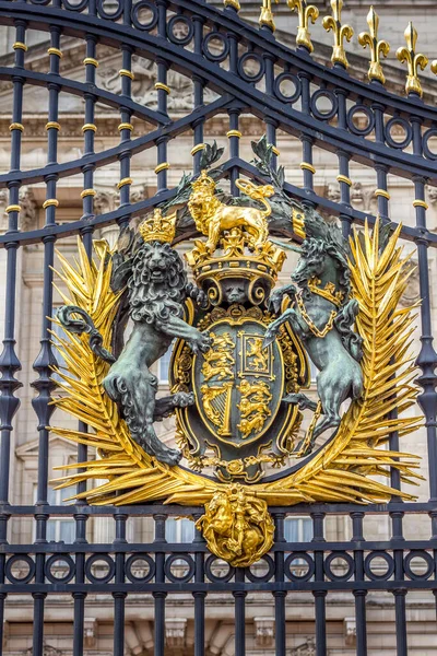 イギリス ロンドンのバッキンガム宮殿の門のロイヤルシール — ストック写真