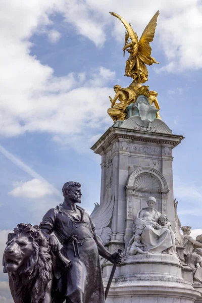 イギリス ロンドンのバッキンガム宮殿にあるビクトリア記念碑 — ストック写真