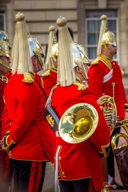 Londra, İngiltere - 13 Mayıs 2011: Majestelerinin Coldstream Piyade Alayı tarafından seslendirilen Muhafızların Değişimi. Kraliçe 'nin Muhafızları Buckingham Sarayı' nın ön cephesinde her gün değişiyor.