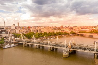 Gün batımında Londra 'nın havadan görünüşü