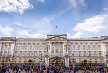 Londra, İngiltere - 12 Mayıs 2011: Buckingham Sarayı 'nda Muhafızların Değişimi' ni izleyen insanlar. Westminster şehrinde, saray resmi etkinlikler ve kraliyet misafirperverliği için bir ortam..