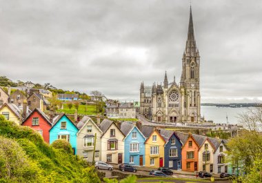 Cobh, İrlanda 'daki Katedral ve renkli evlerin havadan görünüşü