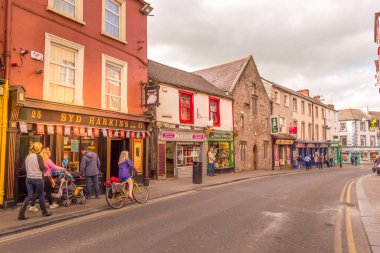 Kilkenny, İrlanda - 07 Mayıs 2018: Şehir merkezinde yürüyen insanlar. Bölge barlarla, restoranlarla dolu ve birkaç bira fabrikasıyla ünlüdür..