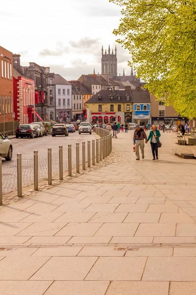 Kilkenny Irlanda Mayo 2018 Personas Caminando Por Centro Ciudad Castillo —  Fotos de Stock