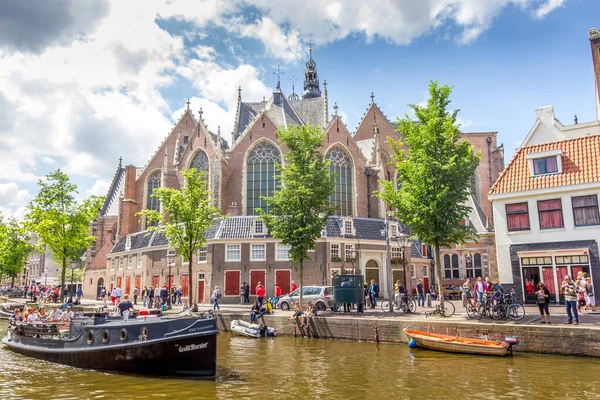 Άμστερνταμ Ολλανδία Μαΐου 2014 Τουρίστες Περπατούν Δίπλα Από Ένα Κανάλι — Φωτογραφία Αρχείου