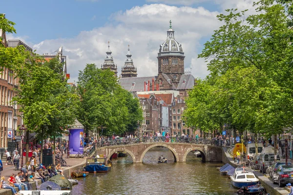 Amsterdam Paesi Bassi Maggio 2014 Turisti Che Camminano Lungo Canale — Foto Stock