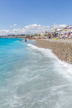 Güzel, Fransa - 23 Ağustos 2015: Turistler sahilde güzel havanın tadını çıkarıyorlar. Sahil ve liman bulvarı, Promenade des Anglais, neredeyse tüm yıl dolu..