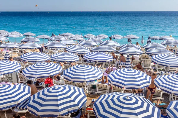 法国尼斯 2015年8月23日 游客喜欢海滩上的好天气 几乎一年四季 海滩和海滨大道 即盎格鲁人大道 都挤满了人 — 图库照片