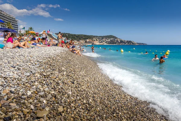 ニース フランス 8月2015 観光客はビーチで良い天気をお楽しみください ビーチとウォーターフロントの通り プロムナード アングライスはほぼ一年中いっぱいです — ストック写真