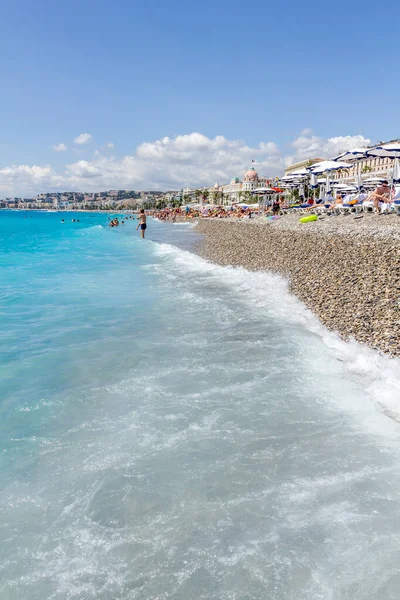 Nizza Francia Agosto 2015 Turisti Godono Del Bel Tempo Spiaggia — Foto Stock