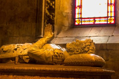 Luis de Camoes 'un Jeronimos Manastırı, Lizbon, Portekiz' deki Santa Maria Kilisesi 'ndeki mezarı.