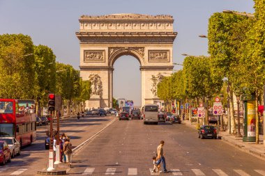 Paris, Fransa - 9 Eylül 2012: The Champs Elyses ve Arc de Triomphe. Paris 'in en ünlü caddesi 1910 metreye sahiptir ve mağazalar, kafeler ve restoranlarla doludur..