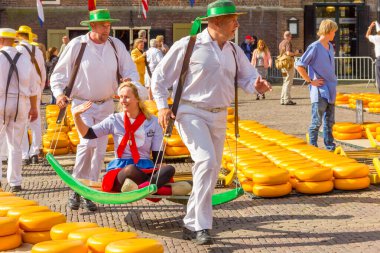 Alkmaar, Hollanda - 7 Eylül 2012: Hollanda 'nın ünlü peynir pazarında birçok peynirle yürüyen taşıyıcılar. Olay Waagplein Meydanı 'nda gerçekleşiyor..