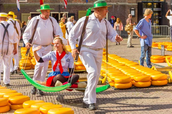 Alkmaar Netherlands September 2012 Carriers Walking Many Cheeses Famous Dutch — Stock Photo, Image