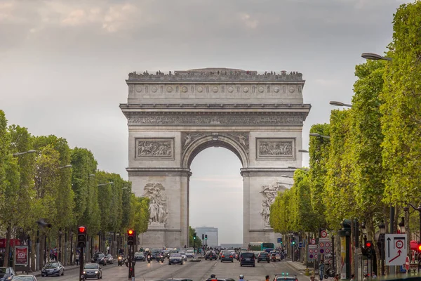 法国巴黎 2012年9月9日 香蕉丽舍与凯旋门 巴黎最有名的大街有1 91亿 到处都是商店 咖啡馆和餐馆 — 图库照片