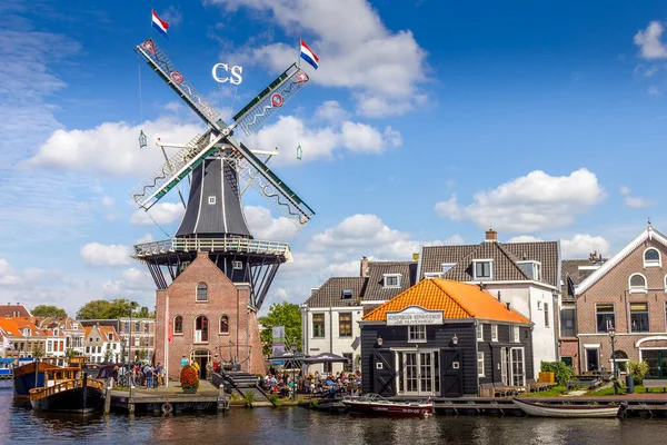 Haarlem Hollanda Eylül 2012 Limandaki Tipik Yel Değirmeni Ortaçağ Mimarisi — Stok fotoğraf