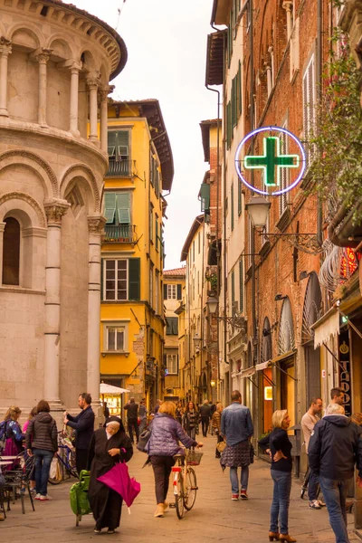 Lucca Italië Oktober 2016 Mensen Lopen Een Straat Het Centrum — Stockfoto