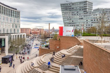 Liverpool, İngiltere - 3 Nisan 2017: Liverpool One alışveriş merkezinde yürüyen insanlar. Burası Birleşik Krallık 'taki en büyük açık hava alışveriş merkezidir ve toplamda beşinci büyük alışveriş merkezidir..