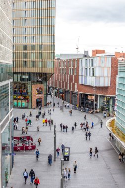 Liverpool, İngiltere - 3 Nisan 2017: Liverpool One alışveriş merkezinde yürüyen insanlar. Burası Birleşik Krallık 'taki en büyük açık hava alışveriş merkezidir ve toplamda beşinci büyük alışveriş merkezidir..