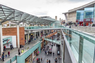 Liverpool, İngiltere - 3 Nisan 2017: Liverpool One alışveriş merkezinde yürüyen insanlar. Burası Birleşik Krallık 'taki en büyük açık hava alışveriş merkezidir ve toplamda beşinci büyük alışveriş merkezidir..