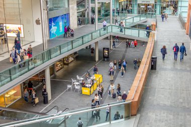 Liverpool, İngiltere - 3 Nisan 2017: Liverpool One alışveriş merkezinde yürüyen insanlar. Burası Birleşik Krallık 'taki en büyük açık hava alışveriş merkezidir ve toplamda beşinci büyük alışveriş merkezidir..