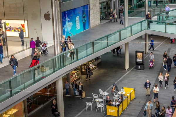 英国利物浦 2017年4月3日 人们走进利物浦一家购物中心 这个地方是英国最大的露天购物中心 也是英国第五大露天购物中心 — 图库照片