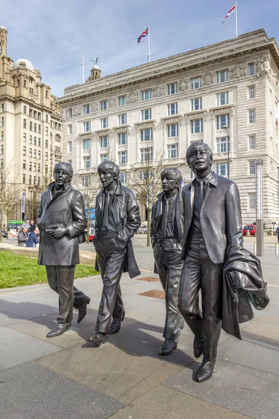英国利物浦 2017年4月4日 利物浦海滨披头士铜像 这座纪念碑是由洞穴俱乐部捐赠给这座城市的 — 图库照片
