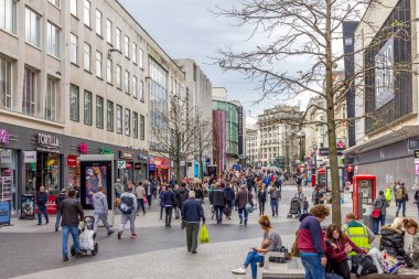 Liverpool, İngiltere - 3 Nisan 2017: St John Caddesi, Liverpool 1 'de yürüyen insanlar. Burası Birleşik Krallık 'taki en büyük açık hava alışveriş merkezidir ve toplamda beşinci en büyük alışveriş merkezidir..