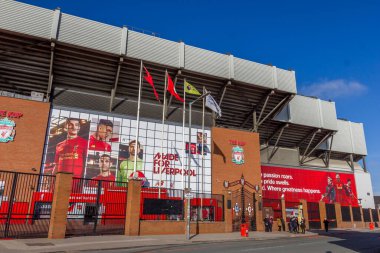 Liverpool, İngiltere - 1 Nisan 2017: Anfield Stadyumu, Liverpool Futbol Kulübü 'nün evi. Burası İngiltere 'deki en büyük altıncı futbol stadyumu..