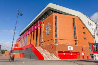 Liverpool, İngiltere - 1 Nisan 2017: Anfield Stadyumu, Liverpool Futbol Kulübü 'nün evi. Burası İngiltere 'deki en büyük altıncı futbol stadyumu..