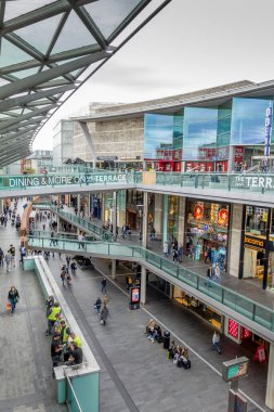Liverpool, İngiltere - 3 Nisan 2017: Liverpool One alışveriş merkezinde yürüyen insanlar. Burası Birleşik Krallık 'taki en büyük açık hava alışveriş merkezidir ve toplamda beşinci büyük alışveriş merkezidir..