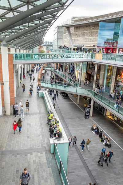 Liverpool, İngiltere - 3 Nisan 2017: Liverpool One alışveriş merkezinde yürüyen insanlar. Burası Birleşik Krallık 'taki en büyük açık hava alışveriş merkezidir ve toplamda beşinci büyük alışveriş merkezidir..