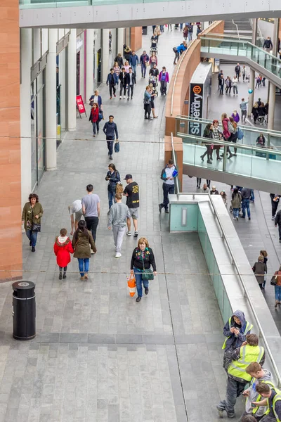 2017年4月3日 人々はリバプール1ショッピングセンターを歩いています この場所は英国最大のオープンエアのショッピングセンターであり 全体で5番目に大きいです — ストック写真