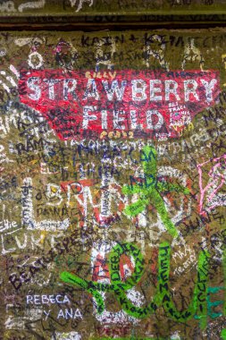 Liverpool, İngiltere - 2 Nisan 2017: Woolton 'daki Beaconsfield Yolu' nda Strawberry Field Gate. The Beatles 'ın 