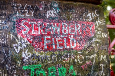 Liverpool, İngiltere - 2 Nisan 2017: Woolton 'daki Beaconsfield Yolu' nda Strawberry Field Gate. The Beatles 'ın 