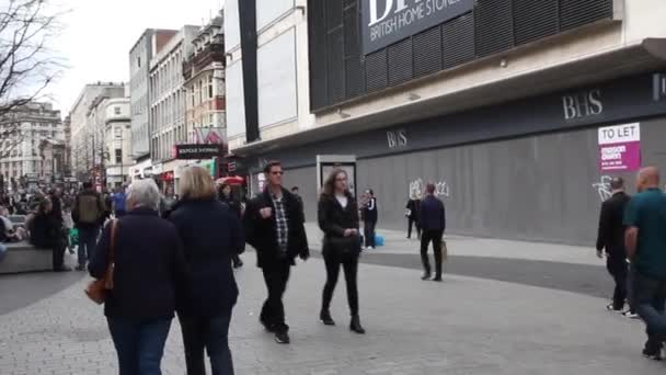 英国利物浦 2017年4月3日 在利物浦一号圣约翰街行走的人们 这个地方是英国最大的露天购物中心 也是英国第五大露天购物中心 — 图库视频影像