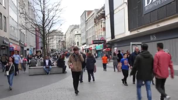 Λίβερπουλ Αγγλία Απριλίου 2017 Άνθρωποι Περπατούν Στην Οδό John Street — Αρχείο Βίντεο