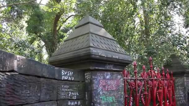 Liverpool Inglaterra Abril 2017 Strawberry Field Gate Beaconsfield Road Woolton — Vídeo de stock