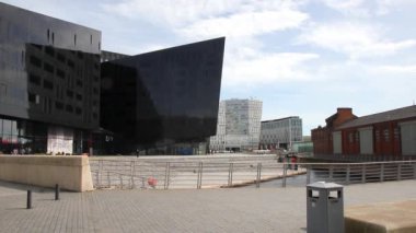 Liverpool, İngiltere - 3 Nisan 2017: Pier Head 'deki Liverpool Müzesi. 2011 'de açılan mekan, şehrin ve halkının hikayesini anlatıyor..