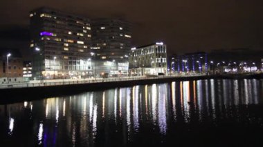 Liverpool, İngiltere - 3 Nisan 2017: Geceleyin Pier Head manzarası. Mekan Liverpool Denizcilik Ticaret Şehri UNESCO Dünya Mirası Alanı 'nın bir parçası..