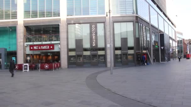 Liverpool Inglaterra Abril 2017 Gente Caminando Por Calle John Lugar — Vídeo de stock