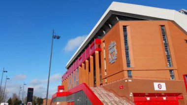 Liverpool, İngiltere - 1 Nisan 2017: Anfield Stadyumu, Liverpool Futbol Kulübü 'nün evi. Burası İngiltere 'deki en büyük altıncı futbol stadyumu..